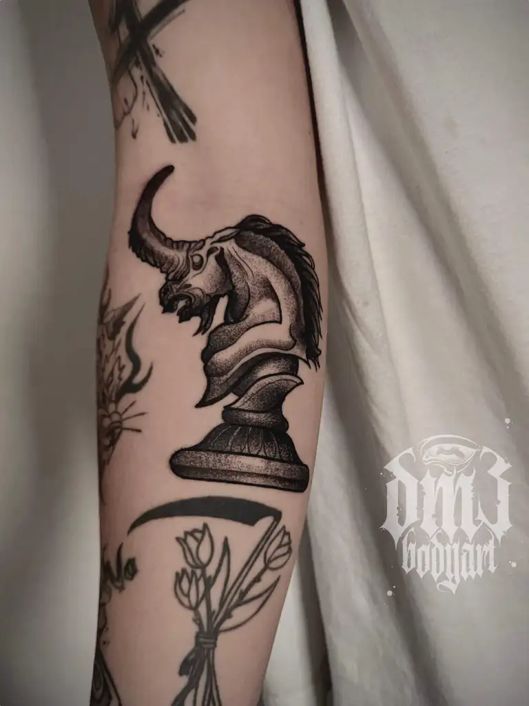 Einzigartiges Blackwork Tattoo einer kunstvollen Schachfigur (Springer) auf dem Unterarm, gestochen im DM3 Bodyart Studio in Würzburg. Feine Linien, präzise Schattierungen und individueller illustrativer Stil im Dark-Art Look. Custom Tattoo mit einzigartigem Design für Tattoo-Liebhaber, die hochwertige Körperkunst suchen. Professionelles Tattoo-Studio in Würzburg – spezialisiert auf Blackwork, Dark-Art und illustrative Tattoos.