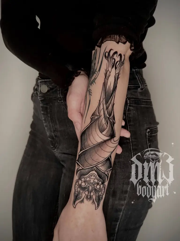 Kunstvolles Traditional Tattoo einer Fledermaus auf dem Unterarm, gestochen im DM3 Bodyart Studio in Würzburg. Narben-Cover-Ups, Farb-Tattoos und individueller illustrativer Stil im Dark-Art Look. Custom Tattoo mit einzigartigem Design für Tattoo-Liebhaber, die hochwertige Körperkunst suchen. Professionelles Tattoo-Studio in Würzburg – spezialisiert auf Blackwork, Dark-Art und illustrative Tattoos.