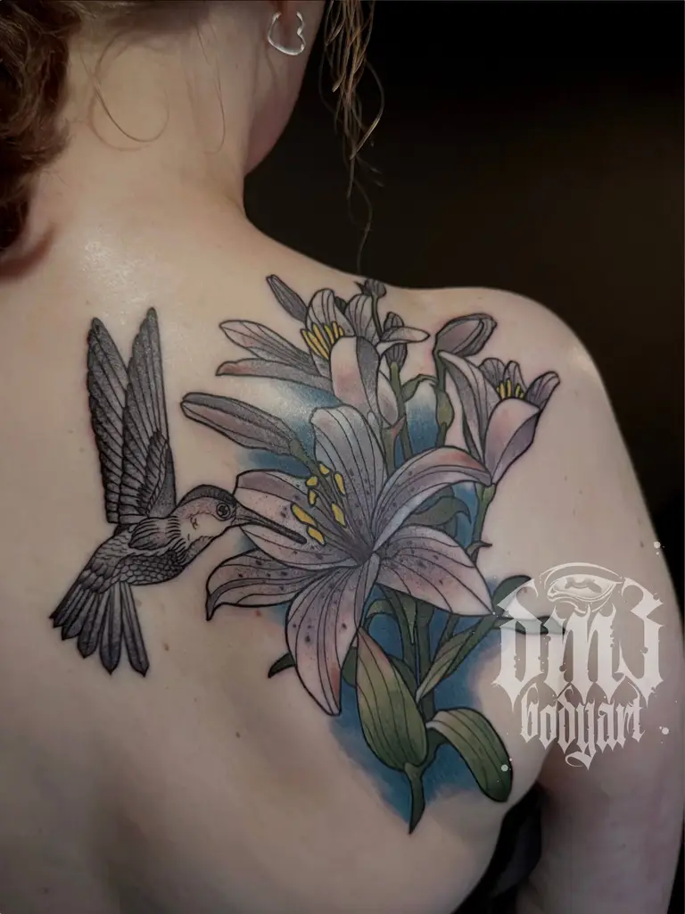 Besonders kunstvolles Color-Tattoo als Cover-Up-Tattoo mit Blumen-Motiv auf der Schulter, gestochen im DM3 Bodyart Studio in Würzburg. Präzise Linien, starke Kontraste und ein einzigartiges Design im illustrativen Stil. Professionelle Tattoo-Kunst mit individueller Beratung und hochwertiger Technik für eine sichere Heilung. Jetzt dein Custom Tattoo in Würzburg stechen lassen!