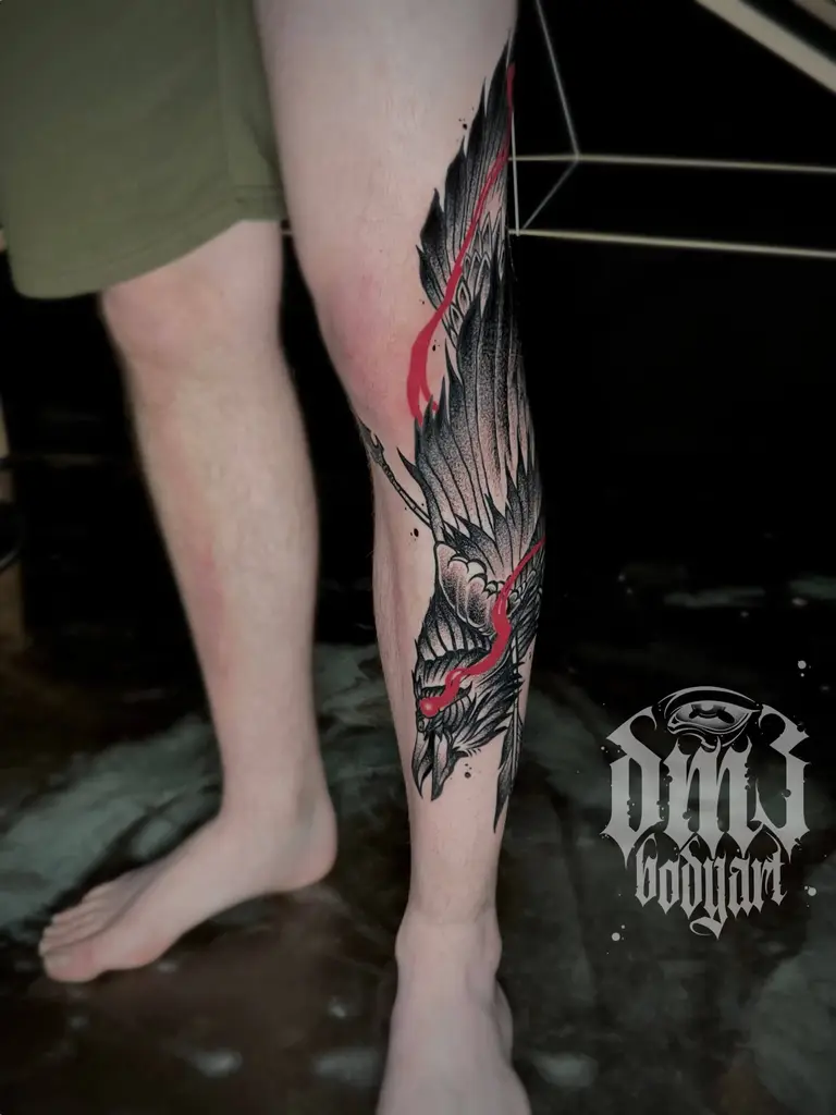 Kunstvolles Blackwork Tattoo mit rotem Farbschweif eines Rabens durchbohrt von Pfeilen auf dem Bein, gestochen im DM3 Bodyart Studio in Würzburg. Dicke Linien, dunkle Schattierungen und individueller illustrativer Stil im Dark-Art Look. Custom Tattoo mit einzigartigem Design für Tattoo-Liebhaber, die hochwertige Körperkunst suchen. Professionelles Tattoo-Studio in Würzburg – spezialisiert auf Blackwork, Dark-Art und illustrative Tattoos.