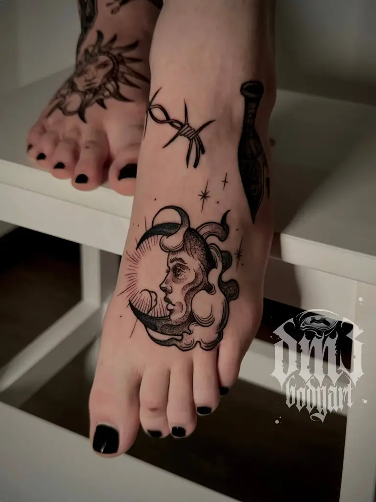 Detailreiche kleine Black-And-Grey Illustrative-Tattoos von mehreren Motiven, wie Sonne, Mond, Stacheldraht, Vasen und Fächer auf den Füßen, gestochen im DM3 Bodyart Studio in Würzburg. Feine Linien, präzise Schattierungen und individueller illustrativer Stil im Dark-Art Look. Custom Tattoo mit einzigartigem Design für Tattoo-Liebhaber, die hochwertige Körperkunst suchen. Professionelles Tattoo-Studio in Würzburg – spezialisiert auf Blackwork, Dark-Art und illustrative Tattoos.