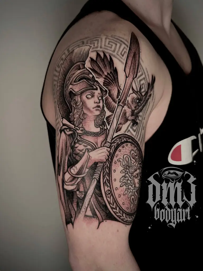 Detailreiches Neo-Traditional Tattoo mit Blackwork Tattoo und Black-and-Grey Tattoo Elementen von Athena auf der Schulter zum Oberarm, gestochen im DM3 Bodyart Studio in Würzburg. Kontrastreiche Linien, dunkle Peppershading-Schattierungen und individueller illustrativer Stil im Dark-Art Look. Custom Tattoo mit einzigartigem Design für Tattoo-Liebhaber, die hochwertige Körperkunst suchen. Professionelles Tattoo-Studio in Würzburg – spezialisiert auf Blackwork, Dark-Art und illustrative Tattoos.