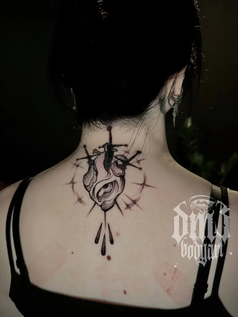 Illustrative Black and Grey Tattoo eines anatomischen Herzens mit integriertem Auge, drei Schwertern und Tropfen auf dem Nacken, gestochen im DM3 Bodyart Studio in Würzburg. Präzise Schattierungen und detaillierte Linienarbeit im illustrativen Stil. Individuelles Custom Tattoo für eine einzigartige Körperkunst. Professionelles Tattoo-Studio in Würzburg – spezialisiert auf hochwertige Blackwork und illustrative Tattoos.