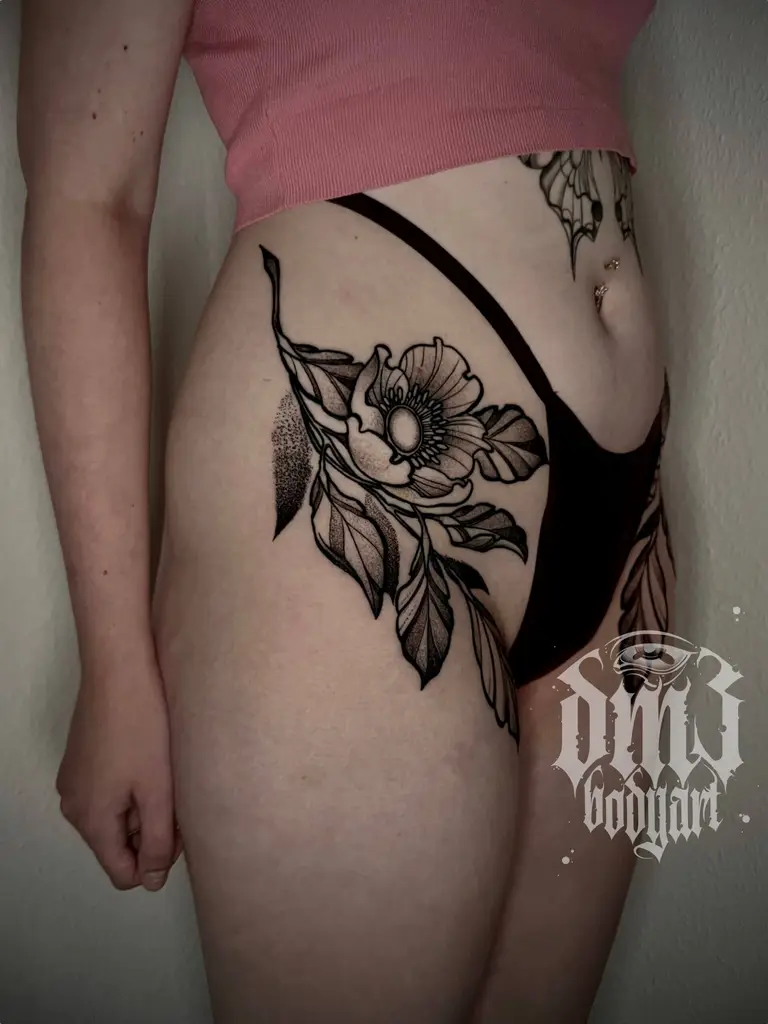 Detailreiches Blackwork Tattoo von kunstvollen Blumen mit Floralmuster auf der Hüfte, gestochen im DM3 Bodyart Studio in Würzburg. Feine Linien, präzise Schattierungen und individueller illustrativer Stil im Dark-Art Look. Custom Tattoo mit einzigartigem Design für Tattoo-Liebhaber, die hochwertige Körperkunst suchen. Professionelles Tattoo-Studio in Würzburg – spezialisiert auf Blackwork, Dark-Art und illustrative Tattoos.