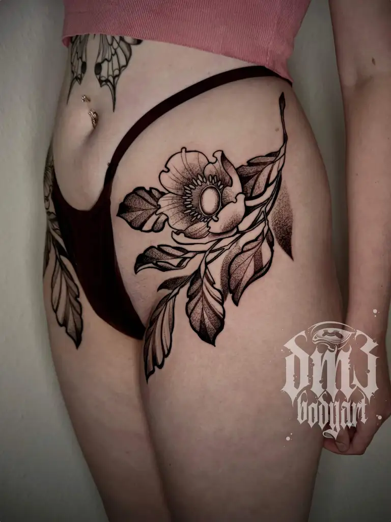 Detailreiches Blackwork Tattoo von kunstvollen Blumen mit Floralmuster auf der Hüfte, gestochen im DM3 Bodyart Studio in Würzburg. Feine Linien, präzise Schattierungen und individueller illustrativer Stil im Dark-Art Look. Custom Tattoo mit einzigartigem Design für Tattoo-Liebhaber, die hochwertige Körperkunst suchen. Professionelles Tattoo-Studio in Würzburg – spezialisiert auf Blackwork, Dark-Art und illustrative Tattoos.