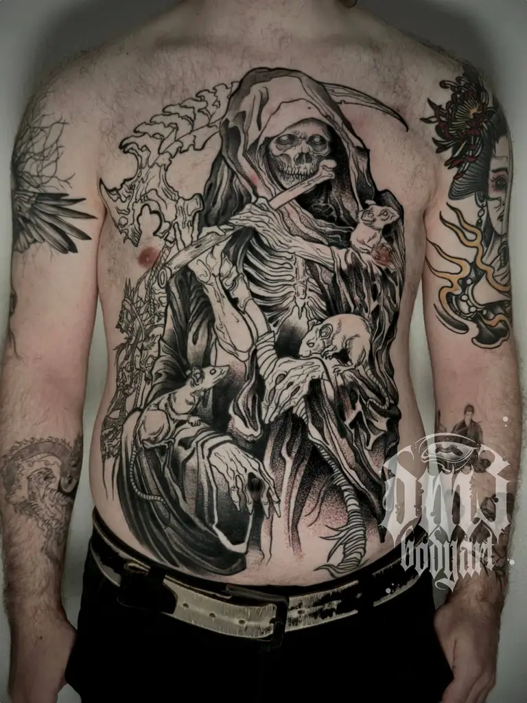 Detailreiches Blackwork Tattoo eines düsteren Sensenmanns, dem Tod, als Anfang eines Frontpiece-Tattoos, gestochen im DM3 Bodyart Studio in Würzburg. Feine Linien, präzise Schattierungen und individueller illustrativer Stil im Dark-Art Look. Custom Tattoo mit einzigartigem Design für Tattoo-Liebhaber, die hochwertige Körperkunst suchen. Professionelles Tattoo-Studio in Würzburg – spezialisiert auf Blackwork, Dark-Art und illustrative Tattoos.