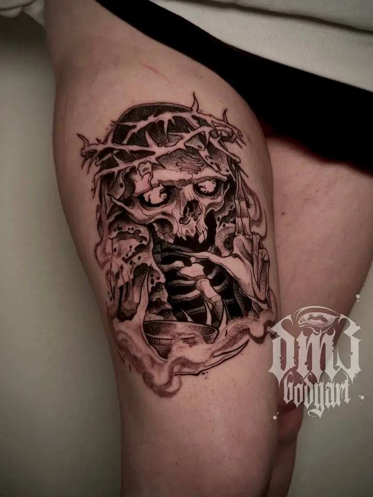 Detailreiches Black and Grey Tattoo mit Blackwork Tattoo Elementen eines düsteren Sensenmanns, dem Tod, mit Dornenkranz, Kapuze und Rauchschwaden auf dem Oberschenkel, gestochen im DM3 Bodyart Studio in Würzburg. Feine Linien, präzise Schattierungen und individueller illustrativer Stil im Dark-Art Look. Custom Tattoo mit einzigartigem Design für Tattoo-Liebhaber, die hochwertige Körperkunst suchen. Professionelles Tattoo-Studio in Würzburg – spezialisiert auf Blackwork, Dark-Art und illustrative Tattoos.
