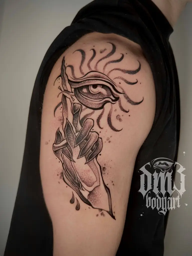 Stilisiertes Blackwork Tattoo mit zwei Händen, die einen Dolch halten mit strahlenden Augen-Motiv auf der Schulter, gestochen im DM3 Bodyart Studio in Würzburg. Feine Linien, präzise Schattierungen und individueller illustrativer Stil im Dark-Art Look. Custom Tattoo mit einzigartigem Design für Tattoo-Liebhaber, die hochwertige Körperkunst suchen. Professionelles Tattoo-Studio in Würzburg – spezialisiert auf Blackwork, Dark-Art und illustrative Tattoos.